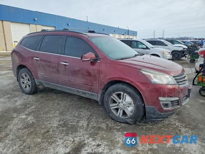 Czwarte zdjęcie samochodu z boku: 2017 CHEVROLET TRAVERSE LT VIN:1GNKRHKDXHJ182705 - miniatura
