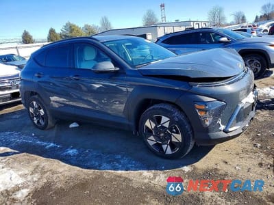 Czwarte zdjęcie samochodu z boku: 2025 HYUNDAI KONA SEL VIN:KM8HBCAB7SU341451 - miniatura