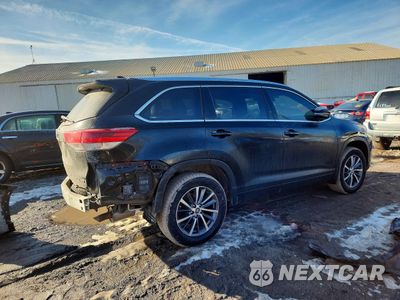 Trzecie zdjęcie samochodu z tyłu: 2018 TOYOTA HIGHLANDER SE VIN:5TDJZRFH3JS870612 - miniatura