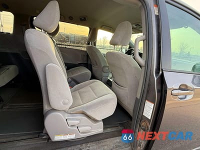 Zdjęcie 6 z 10 samochodu: 2018 TOYOTA SIENNA LE 8-PASSENGER VIN:5TDKZ3DC1JS925096 - miniatura