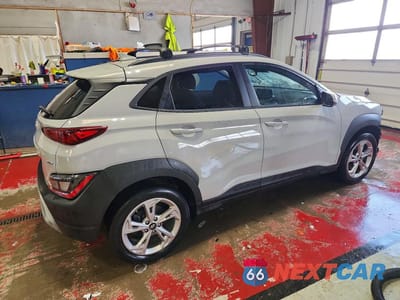 Trzecie zdjęcie samochodu z tyłu: 2023 HYUNDAI KONA SEL VIN:KM8K6CAB6PU028392 - miniatura