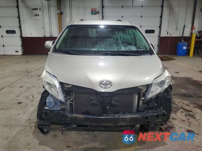 Piąte zdjęcie samochodu w środku: 2017 TOYOTA SIENNA VIN:5TDKZ3DCXHS857939 - miniatura