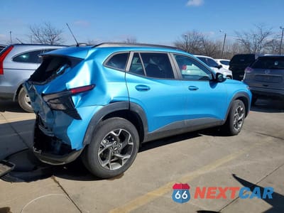Trzecie zdjęcie samochodu z tyłu: 2025 CHEVROLET TRAX 1LT VIN:KL77LHEP3SC093069 - miniatura