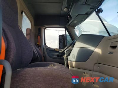Piąte zdjęcie samochodu w środku: 2015 FREIGHTLINER CASCADIA SEMI TRUCK VIN:3AKJGEBG4FSGJ5844 - miniatura