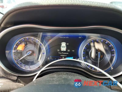 Zdjęcie 9 z 11 samochodu: 2017 CHRYSLER 300 LIMITED VIN:2C3CCARGXHH521913 - miniatura