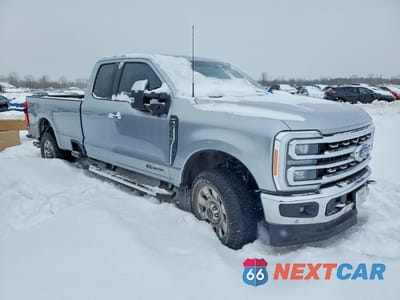 Czwarte zdjęcie samochodu z boku: 2023 FORD F350 SUPER DUTY VIN:1FT8X3BT9PEE08730 - miniatura