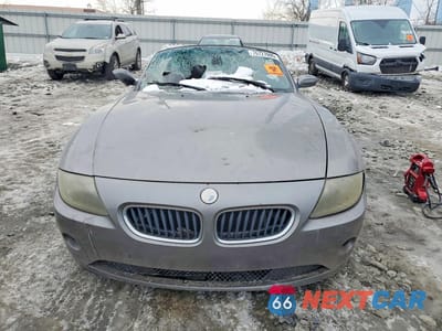 Piąte zdjęcie samochodu w środku: 2005 BMW Z4 2.5 VIN:4USBT33595LR70681 - miniatura