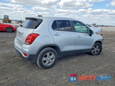 Trzecie zdjęcie samochodu z tyłu: 2021 CHEVROLET TRAX LS VIN:KL7CJKSBXMB334225 - miniatura