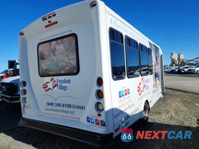 Czwarte zdjęcie samochodu z boku: 2013 FORD E450 SHUTTLE BUS VIN:1FDFE4FS5DDB16221 - miniatura