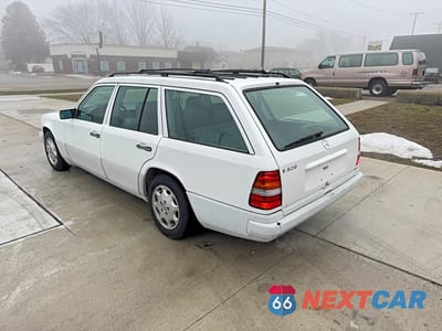 Trzecie zdjęcie samochodu z tyłu: 1995 MERCEDES-BENZ E 320 VIN:WDBEA92E2SF296279 - miniatura