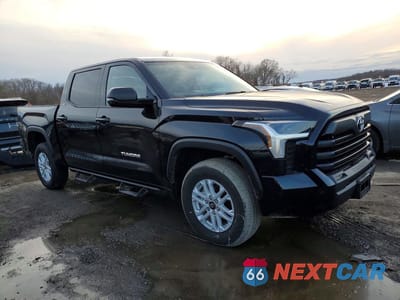 Czwarte zdjęcie samochodu z boku: 2025 TOYOTA TUNDRA SR5 VIN:5TFLA5DB7SX259422 - miniatura