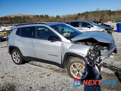 Czwarte zdjęcie samochodu z boku: 2025 JEEP COMPASS LATITUDE VIN:3C4NJDBN0ST562022 - miniatura