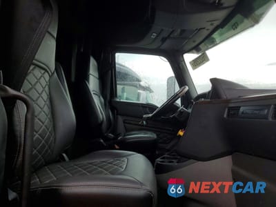 Piąte zdjęcie samochodu w środku: 2023 INTERNATIONAL HX520 - SEMI TRUCK VIN:3HSPAAPR1PN410837 - miniatura