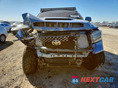 Piąte zdjęcie samochodu w środku: 2019 TOYOTA TUNDRA SR5 VIN:5TFDY5F10KX796640 - miniatura