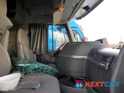 Piąte zdjęcie samochodu w środku: 2022 VOLVO VN VNL VIN:4V4NC9EH7NN296925 - miniatura
