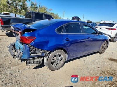 Trzecie zdjęcie samochodu z tyłu: 2022 KIA FORTE LXS VIN:3KPF24AD0NE419297 - miniatura