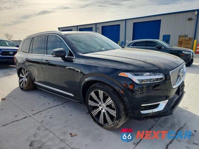 Czwarte zdjęcie samochodu z boku: 2023 VOLVO XC90 PLUS VIN:YV4H60CN3P1992239 - miniatura