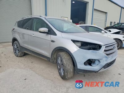 Czwarte zdjęcie samochodu z boku: 2017 FORD ESCAPE TITANIUM VIN:1FMCU0JDXHUE57577 - miniatura