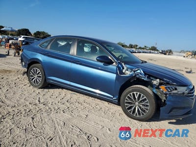 Czwarte zdjęcie samochodu z boku: 2021 VOLKSWAGEN JETTA S VIN:3VWC57BU6MM012824 - miniatura