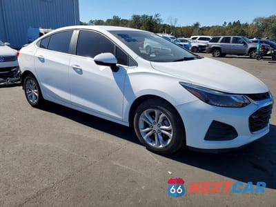 Czwarte zdjęcie samochodu z boku: 2019 CHEVROLET CRUZE LT VIN:1G1BE5SM6K7146106 - miniatura