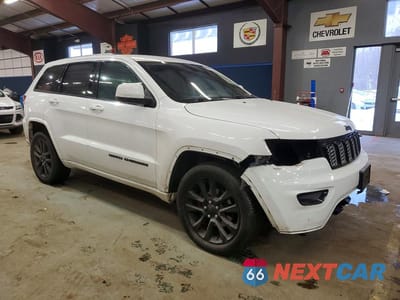 Czwarte zdjęcie samochodu z boku: 2018 JEEP GRAND CHEROKEE LAREDO VIN:1C4RJFAG8JC305491 - miniatura