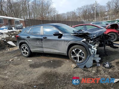 Czwarte zdjęcie samochodu z boku: 2025 CHEVROLET TRAX 1RS VIN:KL77LGEP1SC077334 - miniatura