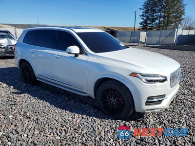 Czwarte zdjęcie samochodu z boku: 2016 VOLVO XC90 T6 VIN:YV4A22PL0G1034483 - miniatura