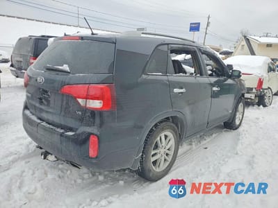 Trzecie zdjęcie samochodu z tyłu: 2015 KIA SORENTO LX VIN:5XYKTDA78FG624831 - miniatura