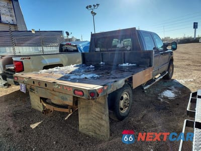 Trzecie zdjęcie samochodu z tyłu: 2003 FORD F250 FLATBED TRUCK VIN:1FTNW21S23EA53127 - miniatura