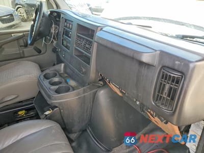 Zdjęcie 8 z 13 samochodu: 2008 GMC SAVANA 3500 DELIVERY VAN VIN:1GTHG39C681102275 - miniatura