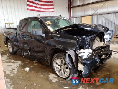 Czwarte zdjęcie samochodu z boku: 2020 CHEVROLET SILVERADO K1500 CUSTOM VIN:1GCRYBEH3LZ236992 - miniatura