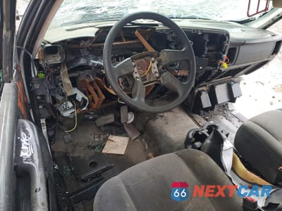 Zdjęcie 8 z 12 samochodu: 2005 CHEVROLET SILVERADO C3500 VIN:1GBJC34285E236127 - miniatura