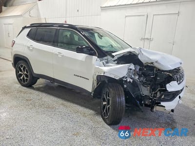 Czwarte zdjęcie samochodu z boku: 2025 JEEP COMPASS LIMITED VIN:3C4NJDCN3ST624852 - miniatura