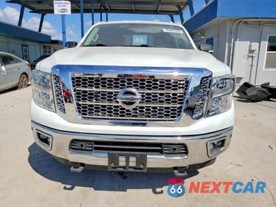 Piąte zdjęcie samochodu w środku: 2017 NISSAN TITAN XD SL VIN:1N6AA1F21HN552134 - miniatura