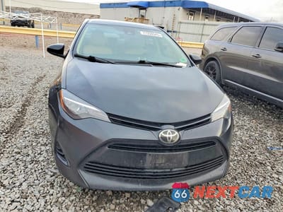 Piąte zdjęcie samochodu w środku: 2018 TOYOTA COROLLA LE VIN:2T1BURHE8JC035460 - miniatura