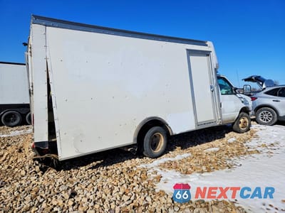 Trzecie zdjęcie samochodu z tyłu: 2022 FORD ECONOLINE E350 SUPER DUTY CUTAWAY VAN VIN:1FDWE3FK6NDC06747 - miniatura
