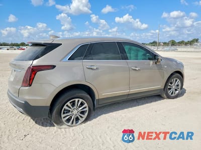 Trzecie zdjęcie samochodu z tyłu: 2022 CADILLAC XT5 PREMIUM LUXURY VIN:1GYKNDRS2NZ180830 - miniatura