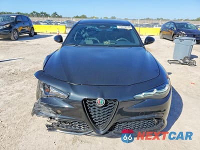 Piąte zdjęcie samochodu w środku: 2025 ALFA ROMEO GIULIA BASE VIN:ZARFAMAN4S7689811 - miniatura