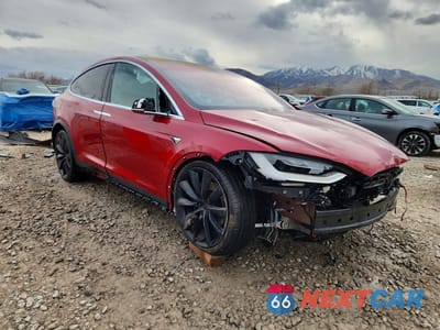 Czwarte zdjęcie samochodu z boku: 2018 TESLA MODEL X VIN:5YJXCBE2XJF113002 - miniatura