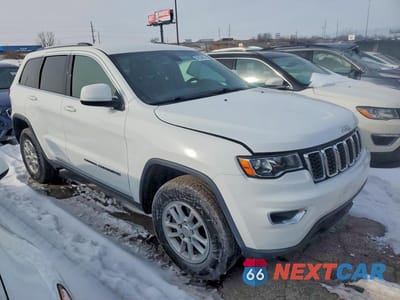 Czwarte zdjęcie samochodu z boku: 2020 JEEP GRAND CHEROKEE LAREDO VIN:1C4RJFAG0LC420623 - miniatura