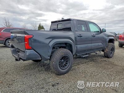 Trzecie zdjęcie samochodu z tyłu: 2025 TOYOTA TACOMA DOUBLE CAB VIN:3TMLB5JNXSM101612 - miniatura