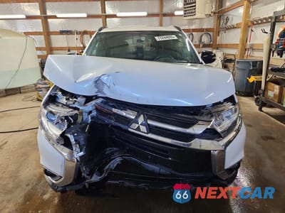 Piąte zdjęcie samochodu w środku: 2018 MITSUBISHI OUTLANDER SE VIN:JA4AD3A3XJZ060605 - miniatura