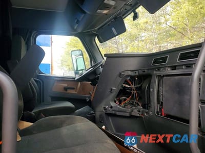 Piąte zdjęcie samochodu w środku: 2020 FREIGHTLINER CASCADIA 126 VIN:3AKJHHDR1LSLP7702 - miniatura