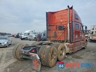 Czwarte zdjęcie samochodu z boku: 2018 VOLVO VNL SEMI TRUCK VIN:4V4NC9EH9JN884996 - miniatura