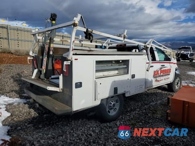 Trzecie zdjęcie samochodu z tyłu: 2019 GMC SIERRA K2500 UTILITY / SERVICE TRUCK VIN:2GD22NEG8K1142721 - miniatura