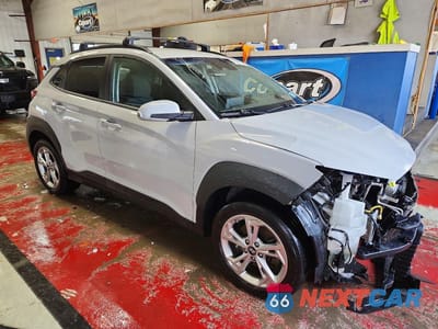 Czwarte zdjęcie samochodu z boku: 2023 HYUNDAI KONA SEL VIN:KM8K6CAB6PU028392 - miniatura