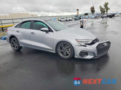 Czwarte zdjęcie samochodu z boku: 2024 AUDI A3 PREMIUM VIN:WAUGUDGY2RA040428 - miniatura