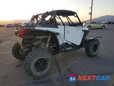 Czwarte zdjęcie samochodu z boku: 2015 POLARIS RZR XP 100 UTILITY VEHICLE VIN:4XAVDE992FB961437 - miniatura