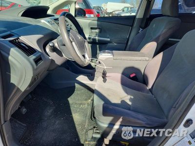 Zdjęcie 7 z 12 samochodu: 2012 TOYOTA PRIUS V VIN:JTDZN3EU9C3104298 - miniatura