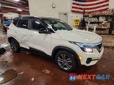 Czwarte zdjęcie samochodu z boku: 2023 KIA SELTOS S VIN:KNDEU2AAXP7393200 - miniatura